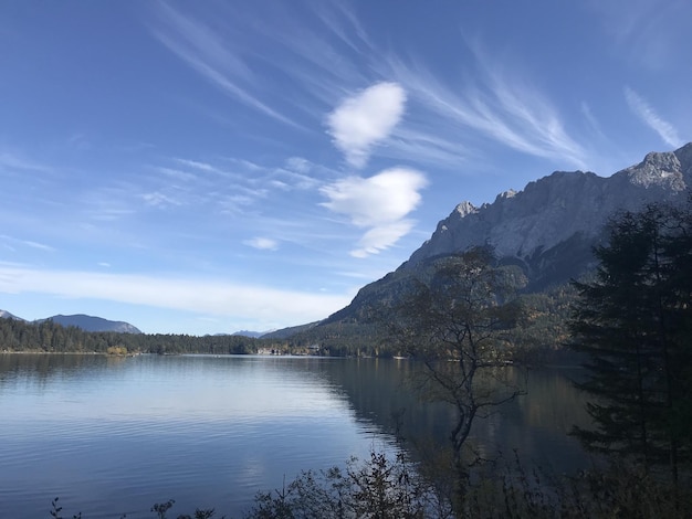 Bellissimo scatto di un lago che riflette le montagne e il cielo blu