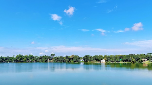 Bellissimo scatto di un lago immerso nel verde sotto un cielo nuvoloso