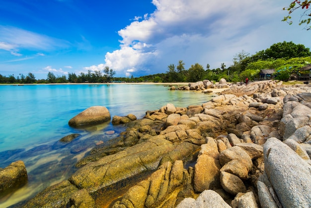 bellissimo scenario con rocce e palme da cocco sulla spiaggia di Bintantan