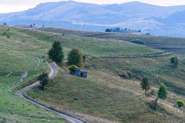 Bellissimo scenario di campagna con strada sulle colline.