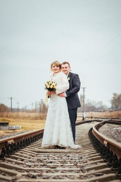 Bellissimo servizio fotografico di matrimonio sulla natura