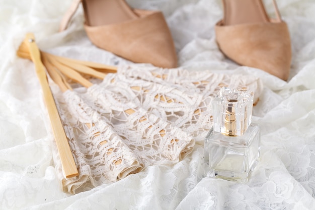 Bellissimo set di accessori da sposa per donna. Mattina della sposa