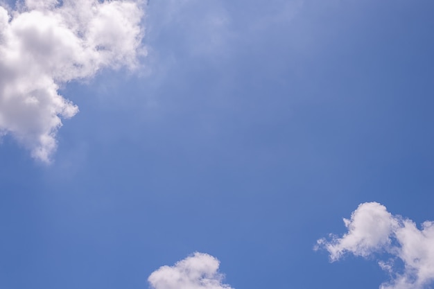 Bellissimo sfondo azzurro del cielo limpido con nuvole minuscole