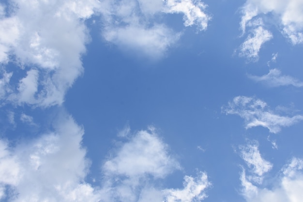 bellissimo sfondo cielo una cornice fatta di nuvole blu sfondo bianco spazio copia