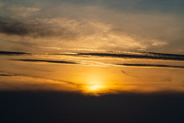 Bellissimo sfondo colorato del cielo al tramonto