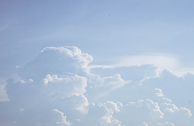 Bellissimo sfondo del cielo di nuvole bianche e soffici