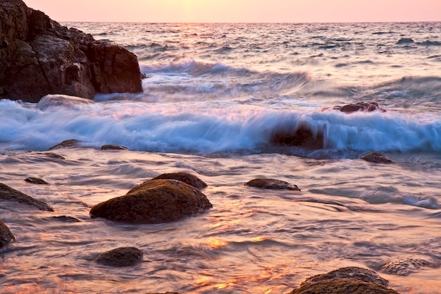 Bellissimo sfondo del tramonto sul mare