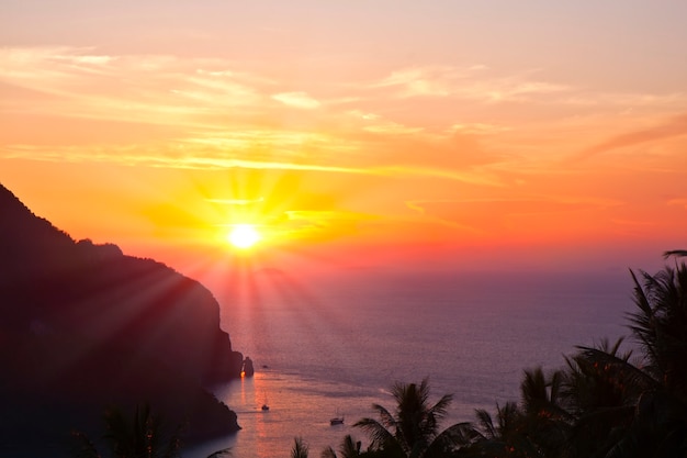 Bellissimo sfondo del tramonto sul mare