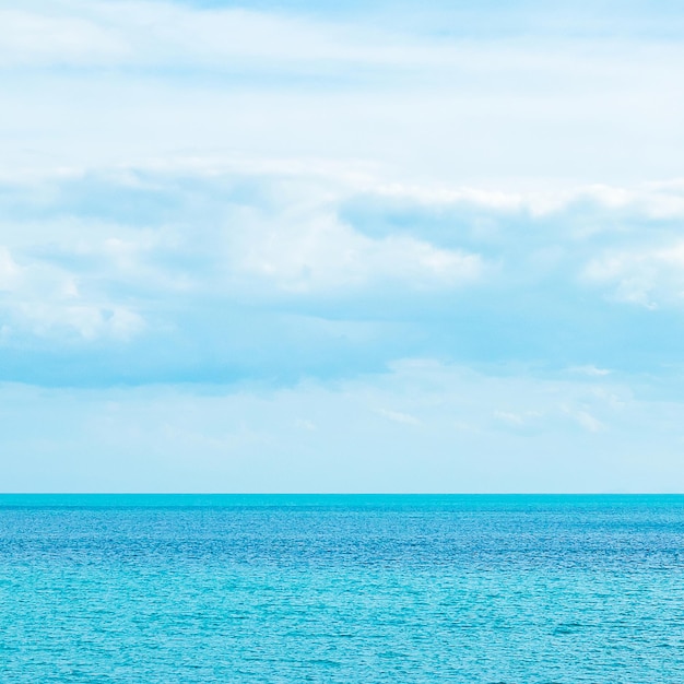 Bellissimo sfondo dell'oceano e del cielo blu Rilassante vacanza estiva di viaggio e concetto di vacanza