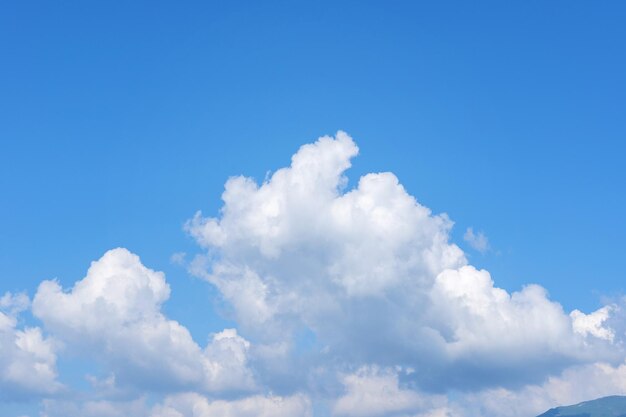 Bellissimo sfondo di cielo blu con nuvole bianche sfondo astratto della natura
