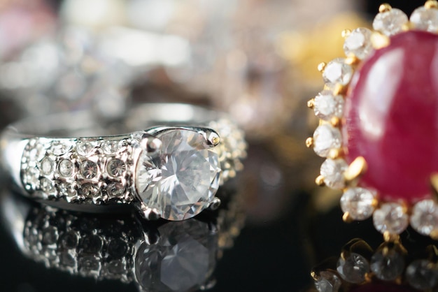 Bellissimo sfondo di gioielli con anelli di diamanti