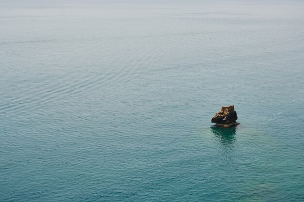 Bellissimo sfondo di mare e roccia