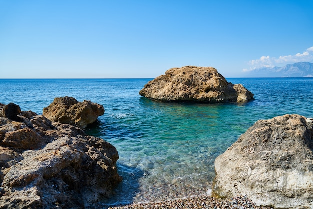 Bellissimo sfondo di mare e roccia