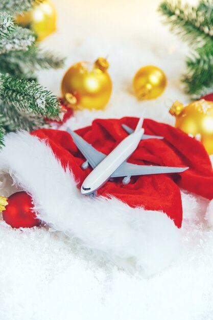 Bellissimo sfondo di Natale con aeroplano. Messa a fuoco selettiva. Celebrazione.