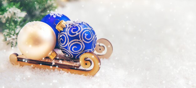 Bellissimo sfondo di Natale con decorazioni. Messa a fuoco selettiva. Vacanza.