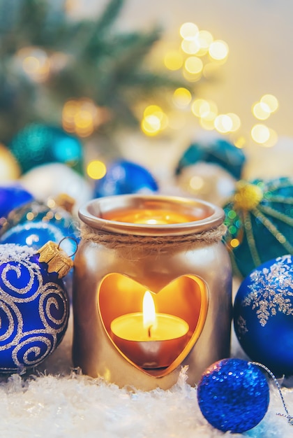 Bellissimo sfondo di Natale con decorazioni. Messa a fuoco selettiva. Vacanza.