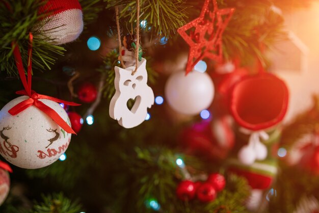 Bellissimo sfondo di natale giocattoli e palline di natale sull'albero di capodanno messa a fuoco selettiva e sof...