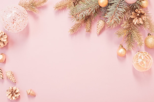 Bellissimo sfondo di Natale moderno nei colori oro e rosa