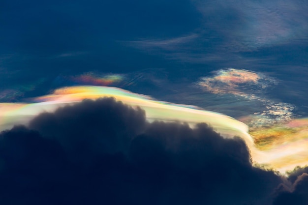 Bellissimo sfondo di nuvole pileus iridescenti