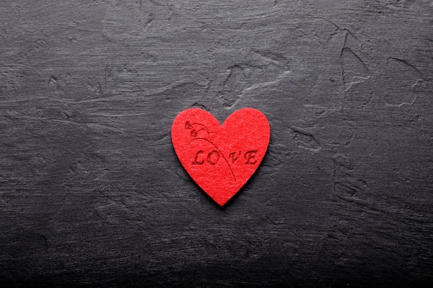 Bellissimo sfondo di San Valentino con cuori rossi su sfondo nero. Carta per San Valentino. Concetto di amore.