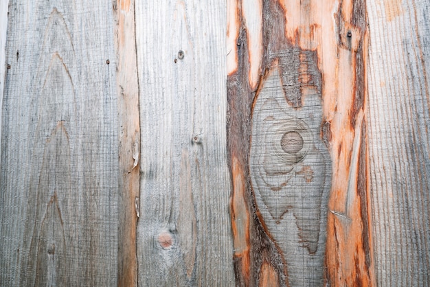 Bellissimo sfondo di una parete in legno con insoliti modelli in legno