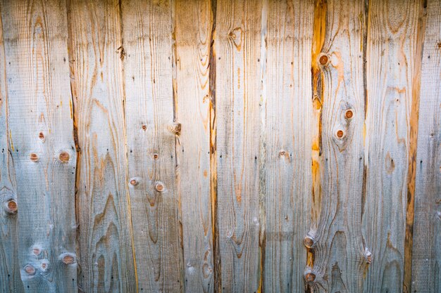 Bellissimo sfondo di una parete in legno con insoliti motivi in legno