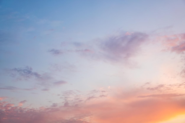 Bellissimo sfondo drammatico di tramonto con cielo nuvoloso sotto l'acqua di mare con colori rossi gialli