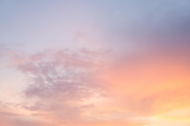 Bellissimo sfondo drammatico di tramonto con cielo nuvoloso sotto l'acqua di mare con colori rossi gialli