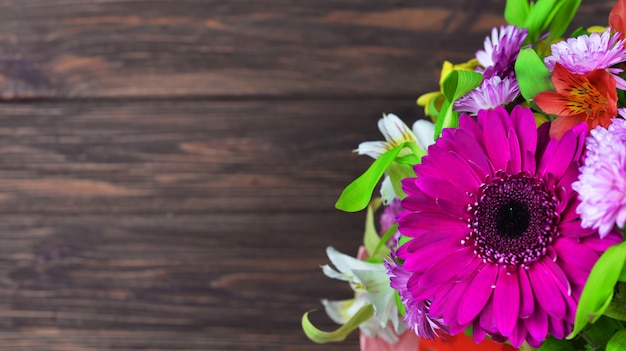 Bellissimo sfondo in legno con fiori