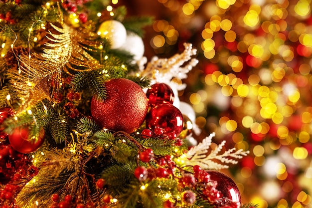 Bellissimo sfondo natalizio con albero di Natale decorato e luci sfocate