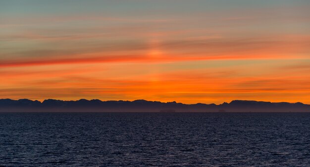 Bellissimo sinrise in Groenlandia. Iceberg in mare.