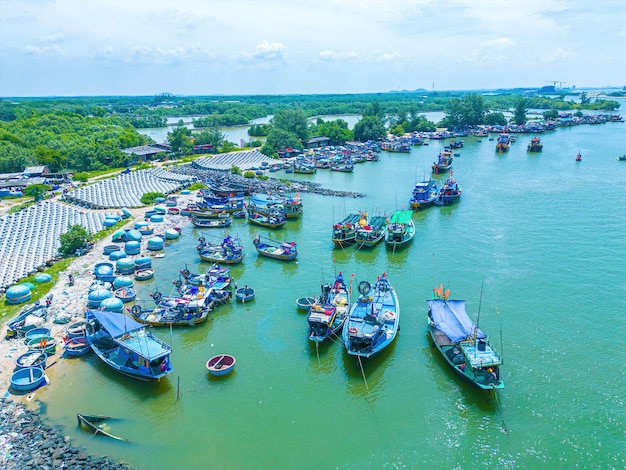 Bellissimo skyline blu panoramico a Loc An Canal Paesaggio del porto di pesca con blocchi di cemento di protezione dallo tsunami Paesaggio urbano e barche nel mare Loc An villaggio vicino alla città di Vung Tau