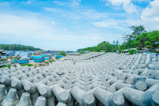 Bellissimo skyline blu panoramico in Loc An Canal Paesaggio del porto di pesca con lo tsunami