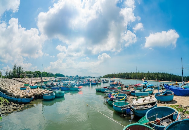 Bellissimo skyline blu panoramico in Loc An Canal Paesaggio del porto di pesca con lo tsunami