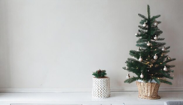 bellissimo soggiorno minimalista interno con camino e albero di natale decorazioni natalizie