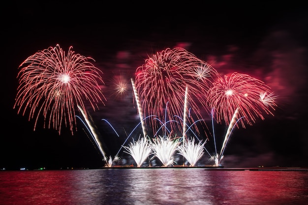 Bellissimo spettacolo pirotecnico per festeggiare sul mare