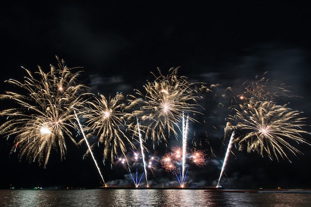 Bellissimo spettacolo pirotecnico per festeggiare sul mare