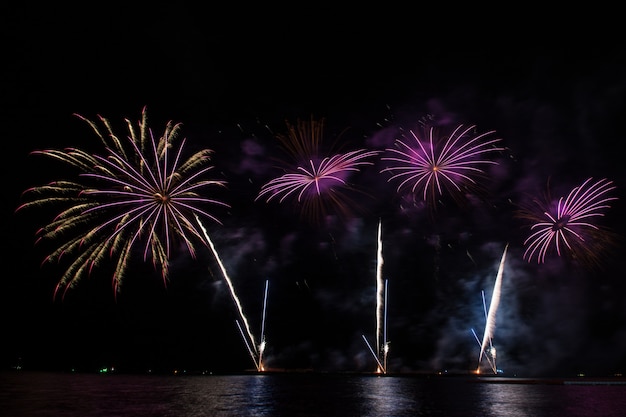 Bellissimo spettacolo pirotecnico per festeggiare sul mare