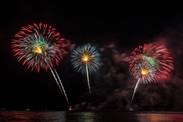 Bellissimo spettacolo pirotecnico per festeggiare sul mare