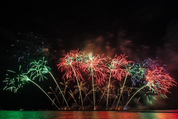 Bellissimo spettacolo pirotecnico per festeggiare sul mare