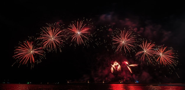 Bellissimo spettacolo pirotecnico per festeggiare sul mare