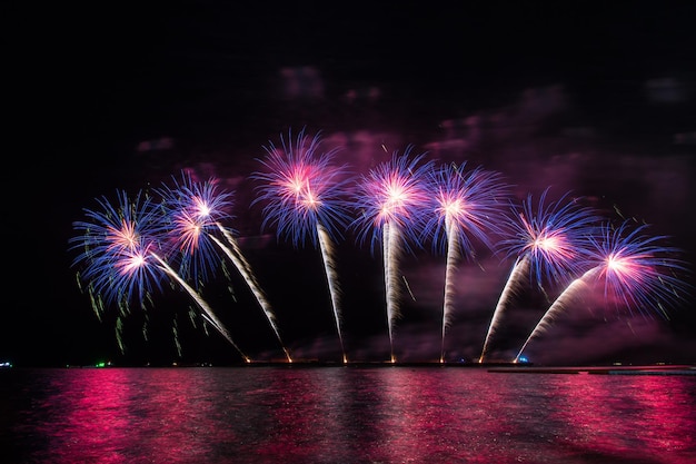 Bellissimo spettacolo pirotecnico per festeggiare sul mare