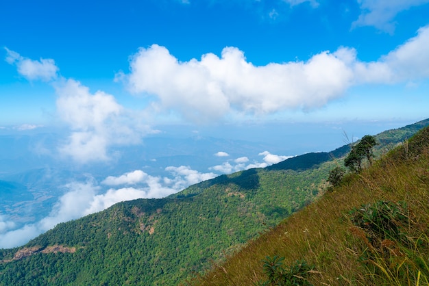 bellissimo strato di montagna con nuvole e cielo blu a Kew Mae Pan Nature Trail a Chiang Mai, Thailandia