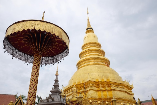 bellissimo stupa dorato al tempio di Wat Phra That Haripunchai nella provincia di Lamphun, in Thailandia