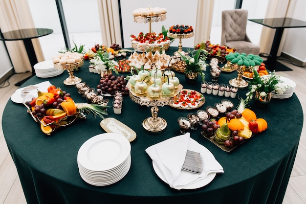 Bellissimo tavolo da dessert con torte e dolci