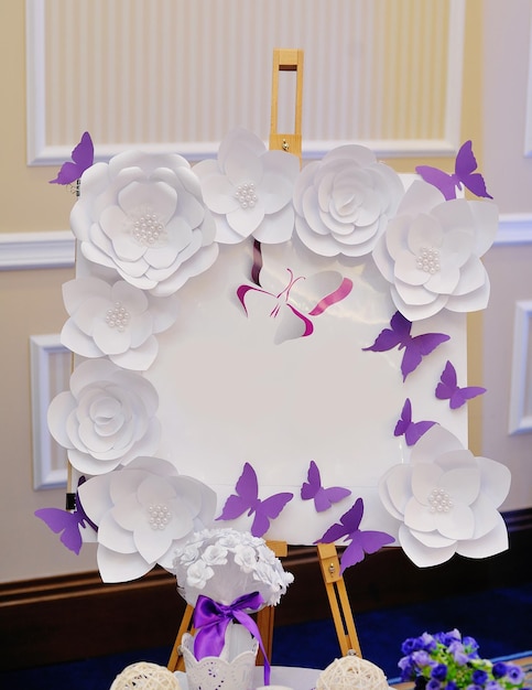 Bellissimo tavolo da matrimonio con fiori di carta
