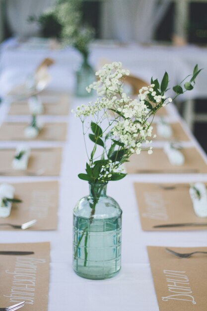 Bellissimo tavolo da matrimonio decorato con una tovaglia bianca