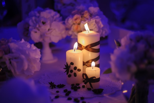 Bellissimo tavolo decorato con decorazioni floreali e candele