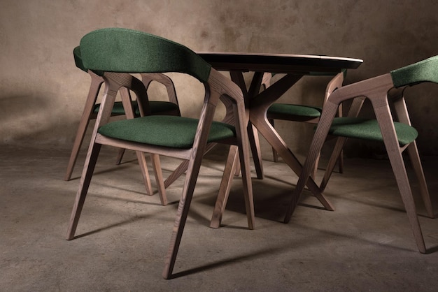 Bellissimo tavolo pieghevole in legno marrone su sfondo di cemento beige. Bei mobili in un interno moderno
