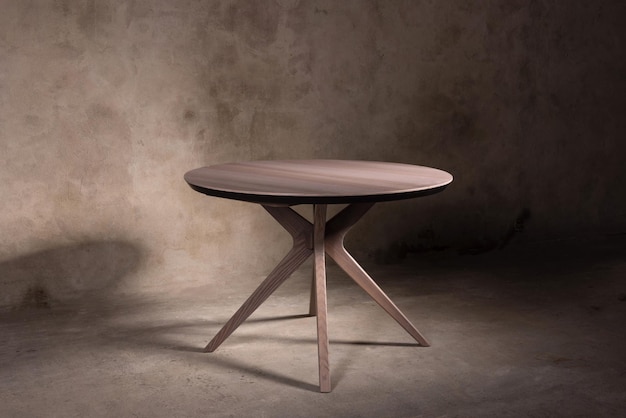 Bellissimo tavolo pieghevole in legno marrone su sfondo di cemento beige